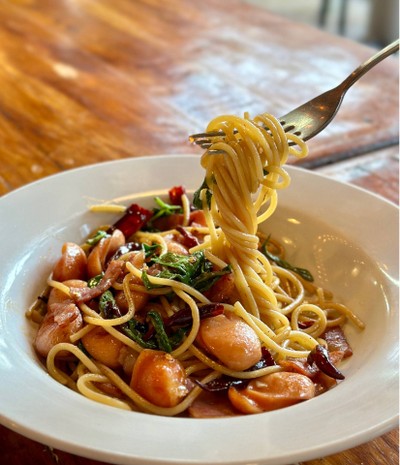 สปาเก็ตตี้พริกแห้งเบคอนไส้กรอก