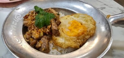 ข้าวหมูกรอบผัดพริกขี้หนูสวนไข่ดาว