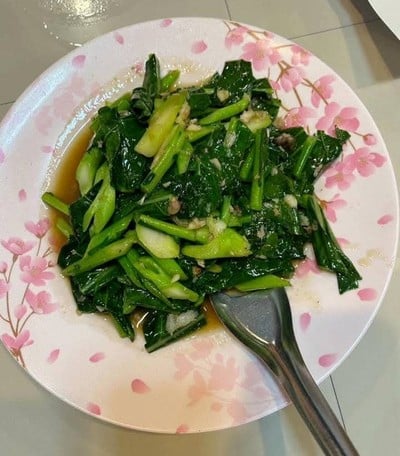 คะน้าผัดปลาเค็ม