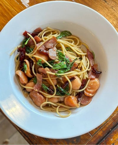 สปาเก็ตตี้พริกแห้งเบคอนไส้กรอก