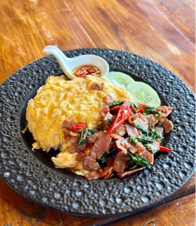 ข้าวไข่ข้นกะเพราเบคอน