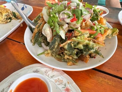 ยำผักบุ้งกรอบ