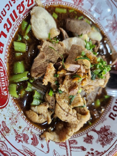 เส้นเล็กน้ำตกหมูพิเศษ