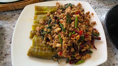 มะเขือยาวย่าง ราดกระเพราหมูสับ