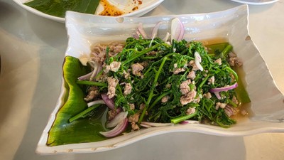 ยำผักกูดหมูสับ