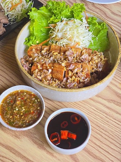 หมูกรอบ ผามลาบ