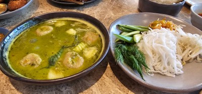 ขนมจีนแกงเขียวหวานลูกชิ้นปลากราย