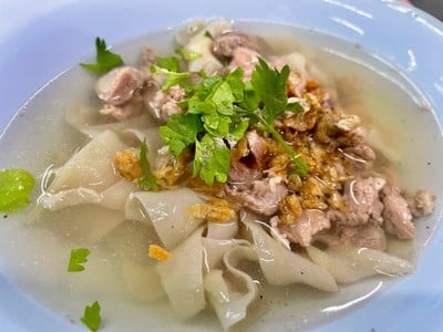 เกาเหลาเนื้อเป็ดพร้อมไส้