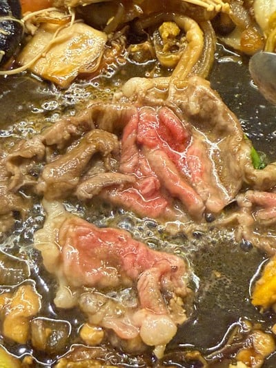 เนื้อโกชิม่าวากิว A5 สันนอกกับน้ำสุกี้ยากี้เข้ากันมาก