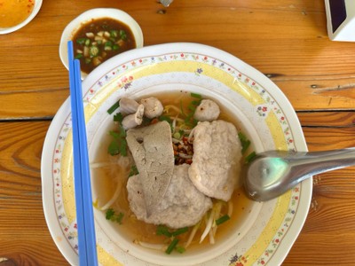 ก๋วยเตี๋ยวต้มยำน้ำหมูทุบ