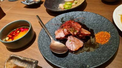 ลิ้นซูวีย่าง (เสิร์ฟพร้อมไข่แดงดอง)