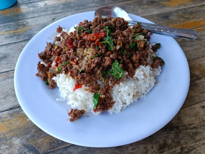 ข้าวกะเพราเนื้อ