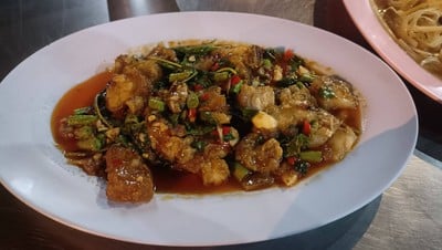 กระเพราหมูกรอบ