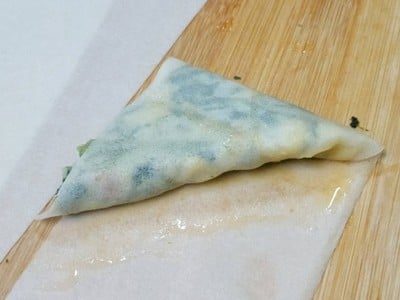 วิธีทำ ปอเปี๊ยะทอดไส้ผักโขมเบคอนชีส