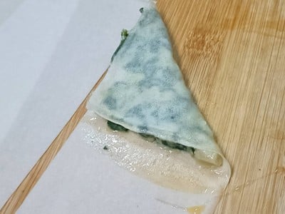 วิธีทำ ปอเปี๊ยะทอดไส้ผักโขมเบคอนชีส