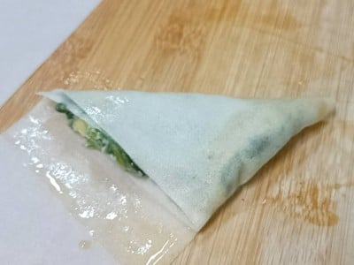 วิธีทำ ปอเปี๊ยะทอดไส้ผักโขมเบคอนชีส