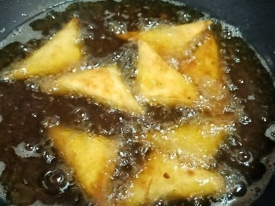 วิธีทำ ปอเปี๊ยะทอดไส้ผักโขมเบคอนชีส