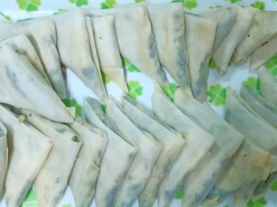 วิธีทำ ปอเปี๊ยะทอดไส้ผักโขมเบคอนชีส