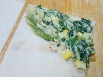 วิธีทำ ปอเปี๊ยะทอดไส้ผักโขมเบคอนชีส