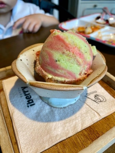 ไอศครีมสตอเบอรี่กีวี่