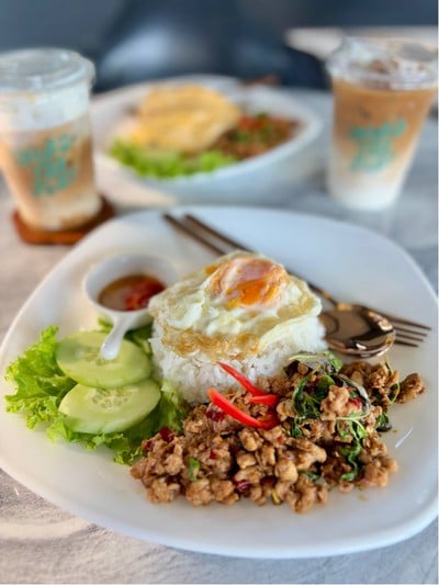 🍛 ข้าวกะเพราไก่ไข่ดาว. (ราคา 69 บาท.)