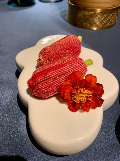 ไข่เค็มกับมันม่วงในขนมพัฟจีน