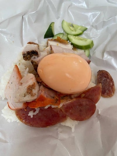 ข้าวหมูแดง หมูกรอบ กุนเชียง ไข่