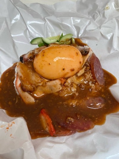 ข้าวหมูแดง หมูกรอบ กุนเชียง ไข่