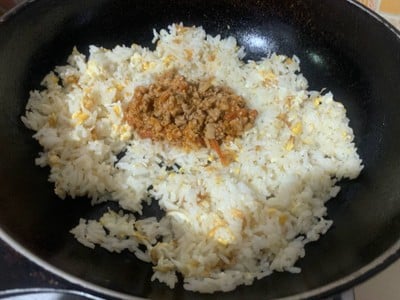 วิธีทำ ข้าวผัดน้ำพริกอ่อง