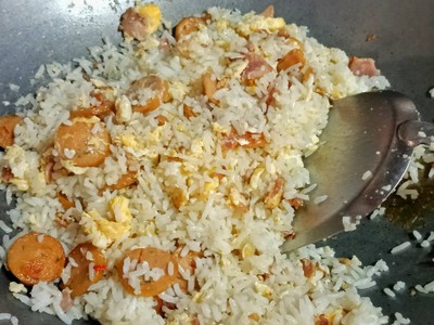 วิธีทำ ข้าวผัดไส้กรอกเบคอน วิธีทำ ข้าวผัดไส้กรอกเบคอน