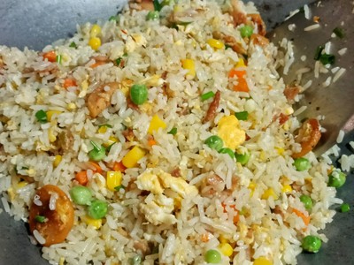 วิธีทำ ข้าวผัดไส้กรอกเบคอน วิธีทำ ข้าวผัดไส้กรอกเบคอน
