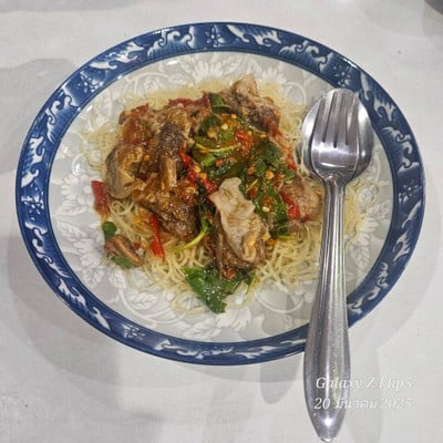 บะหมี่ราดหน้ากะเพราหมูตุ๋น