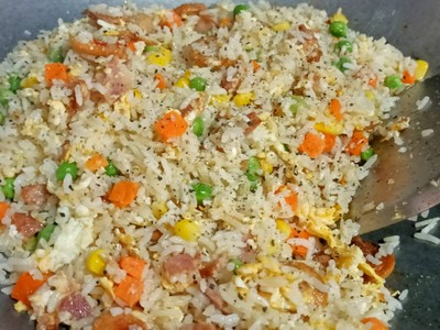 วิธีทำ ข้าวผัดไส้กรอกเบคอน วิธีทำ ข้าวผัดไส้กรอกเบคอน