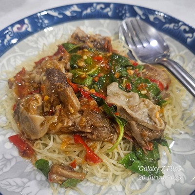 บะหมี่ราดหน้ากะเพราหมูตุ๋น