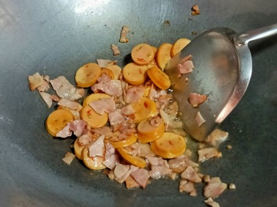 วิธีทำ ข้าวผัดไส้กรอกเบคอน วิธีทำ ข้าวผัดไส้กรอกเบคอน
