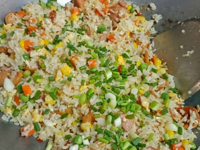 วิธีทำ ข้าวผัดไส้กรอกเบคอน วิธีทำ ข้าวผัดไส้กรอกเบคอน
