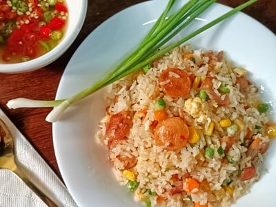 ข้าวผัดไส้กรอกเบคอน