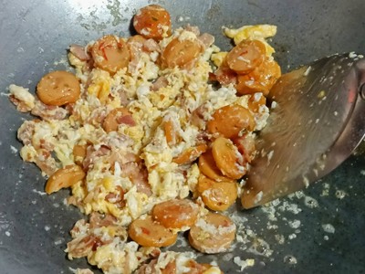 วิธีทำ ข้าวผัดไส้กรอกเบคอน วิธีทำ ข้าวผัดไส้กรอกเบคอน
