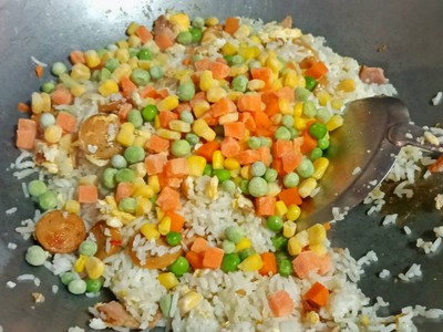 วิธีทำ ข้าวผัดไส้กรอกเบคอน วิธีทำ ข้าวผัดไส้กรอกเบคอน