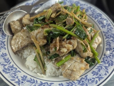 ข้าวราดปลาผัดขิง