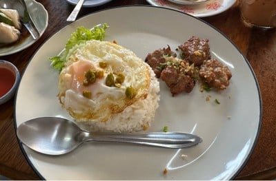 ข้าวหมูทอดปลาเค็ม