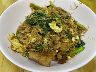 เส้นหมี่ผัดซีอิ๋วหมู