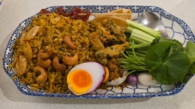 ข้าวผัดไตปลาแห้ง