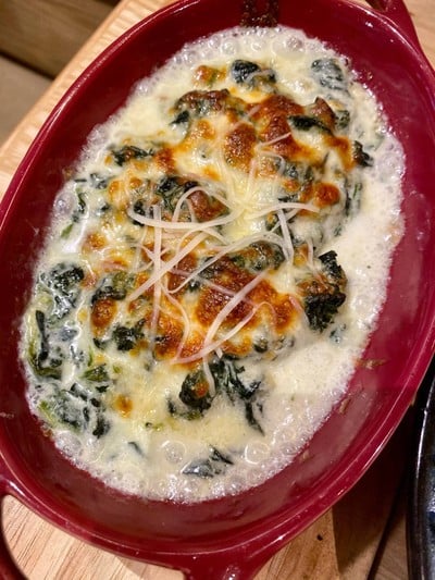 ผักโขมอบชีสใส่น้ำมันเห็ดทรัฟเฟิลและเห็ด