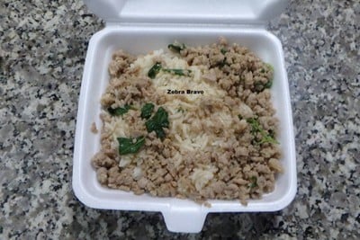 กะเพราหมูสับราดข้าว