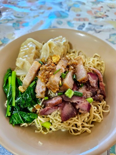 บะหมี่เกี๊ยวแห้ง หมูย่าง+หมูกรอบ