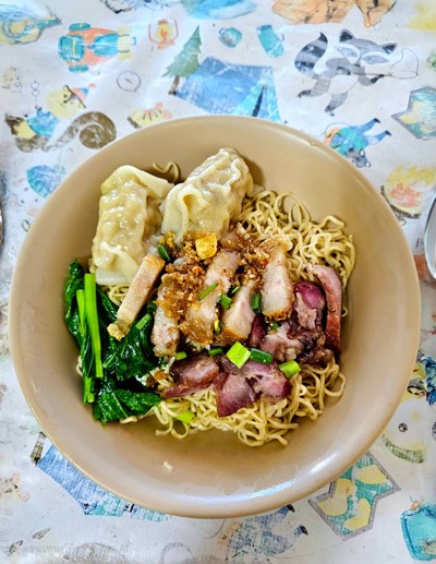 บะหมี่เกี๊ยวแห้ง หมูย่าง+หมูกรอบ