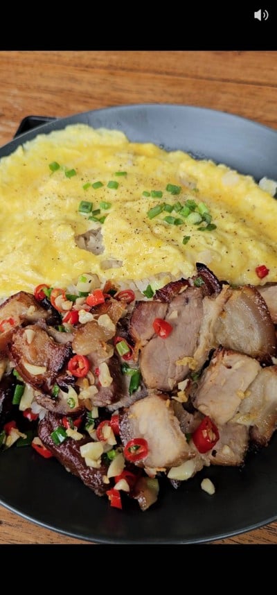 ข้าวไข่ข้นหมูสามชั้นคั่วพริกเกลือ