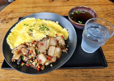 ข้าวไข่ข้นหมูสามชั้นคั่วพริกเกลือ