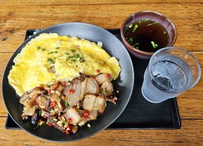 ข้าวไข่ข้นหมูสามชั้นคั่วพริกเกลือ